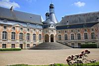 Saint-Fargeau, Chateau, cour interieure (084)